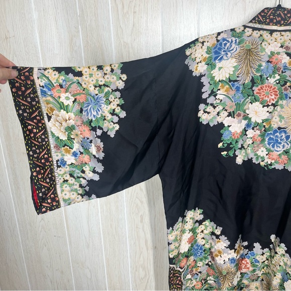Gumps Black floral with red lining silk kimono - Picture 4 of 7